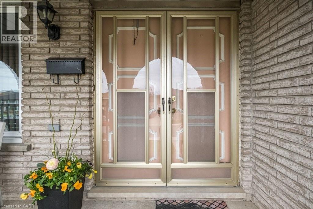 2 VILLAGE Drive, Hamilton, Ontario, L8E3M8 — Photo 5