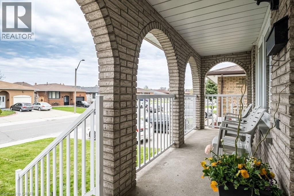 2 VILLAGE Drive, Hamilton, Ontario, L8E3M8 — Photo 6