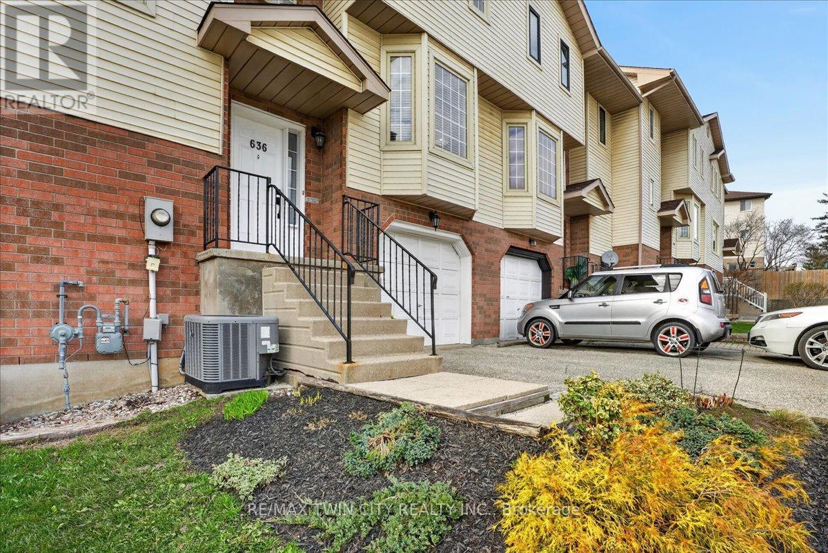 636 GRANGE CRESCENT, Waterloo, Ontario, N2T2L9 — Photo 4