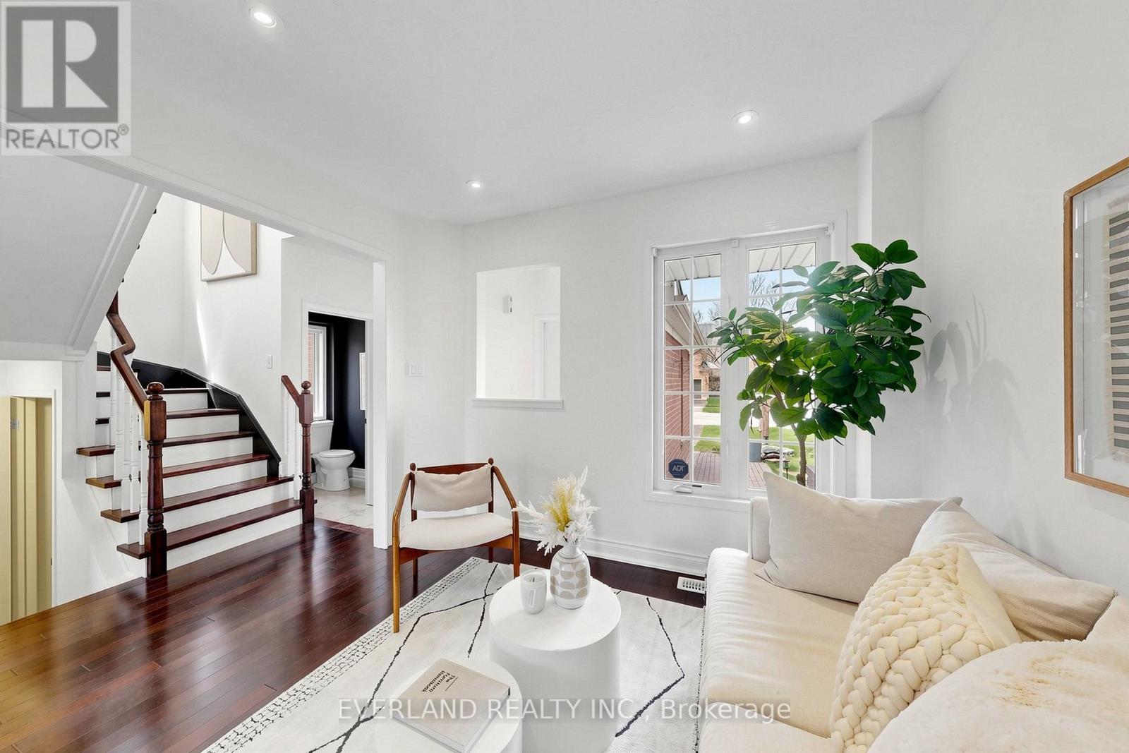 50 SHENANDOAH DRIVE, Whitby (Williamsburg), Ontario, L1P1T3 — Photo 4