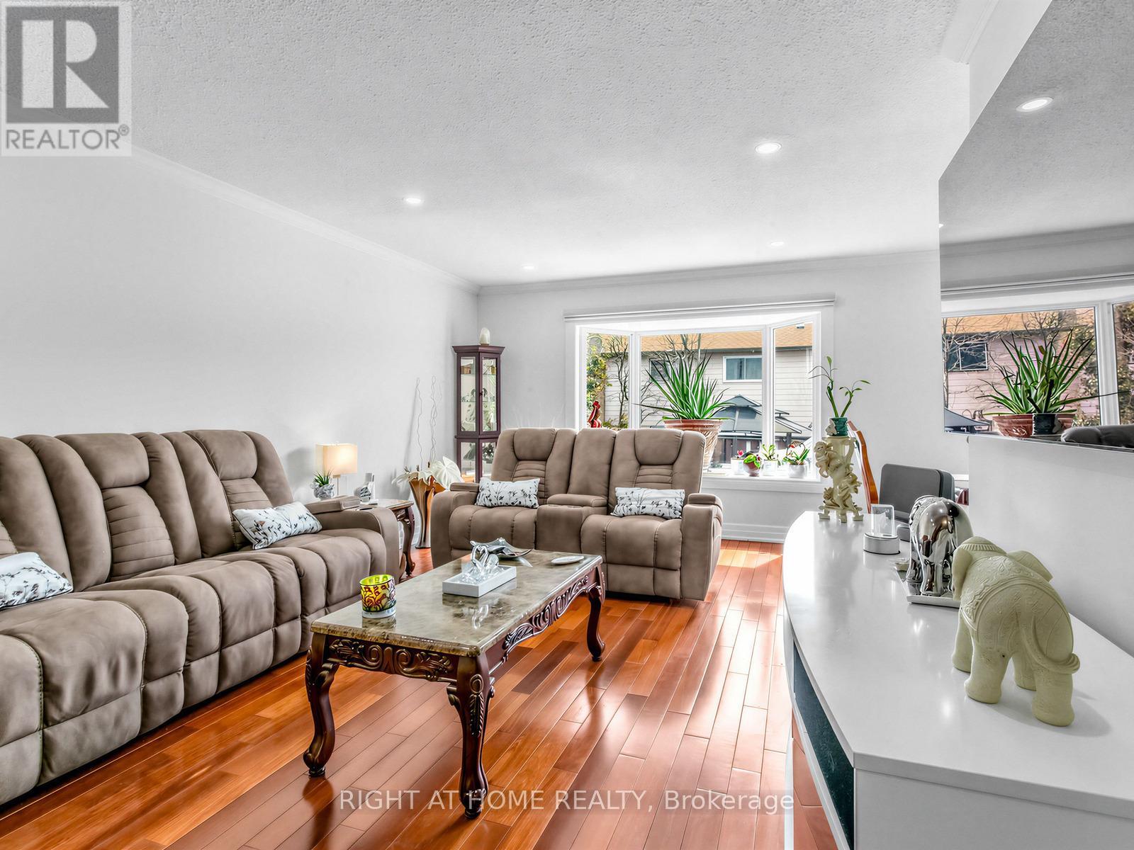 137 BEECH STREET, Brampton (Brampton North), Ontario, L6V2Z2 — Photo 2