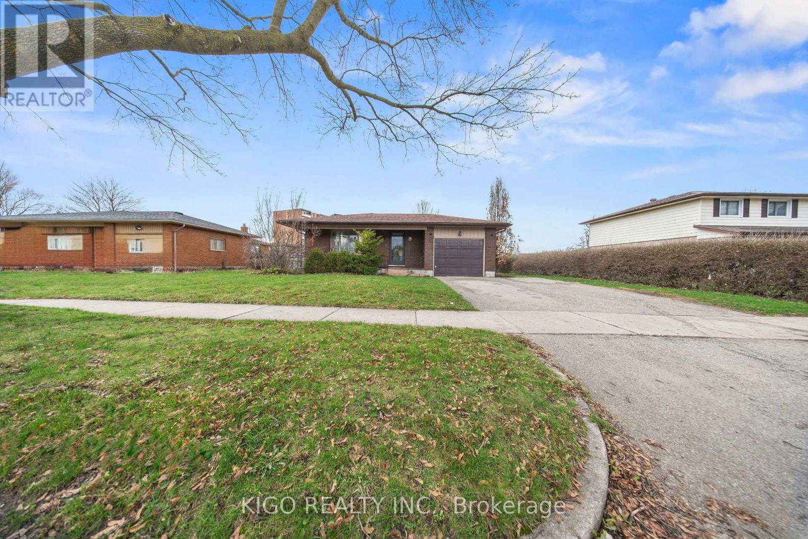 42 TUPPER CRESCENT, Kitchener, Ontario, N2B2X9 — Photo 2