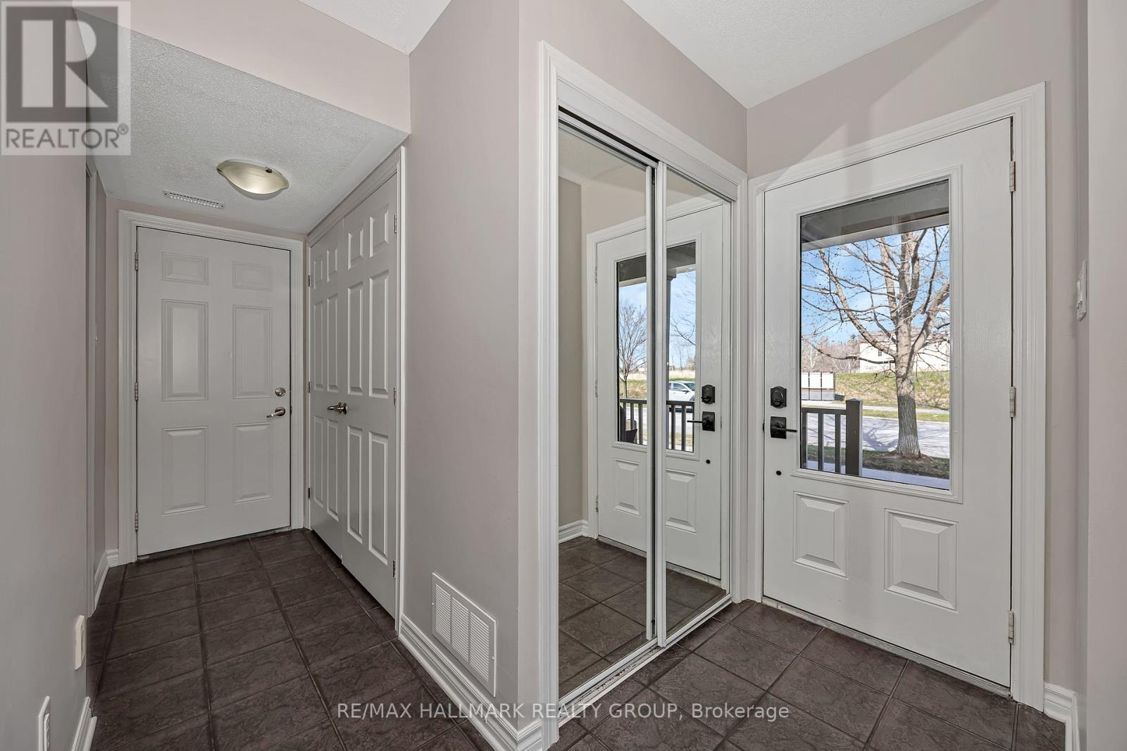 618 MARTINIQUE LANE, Ottawa, Ontario, K2S0L9 — Photo 3