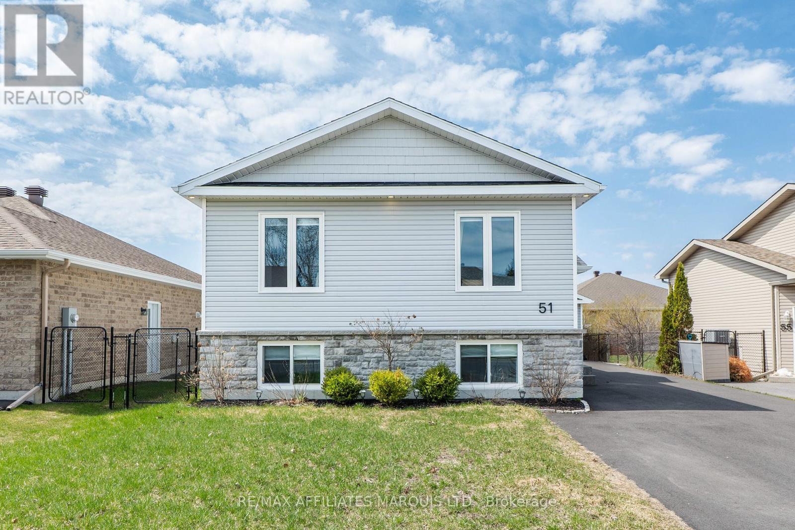 51 FORESTDALE CRESCENT, Cornwall, Ontario, K6K1M1 — Photo 2