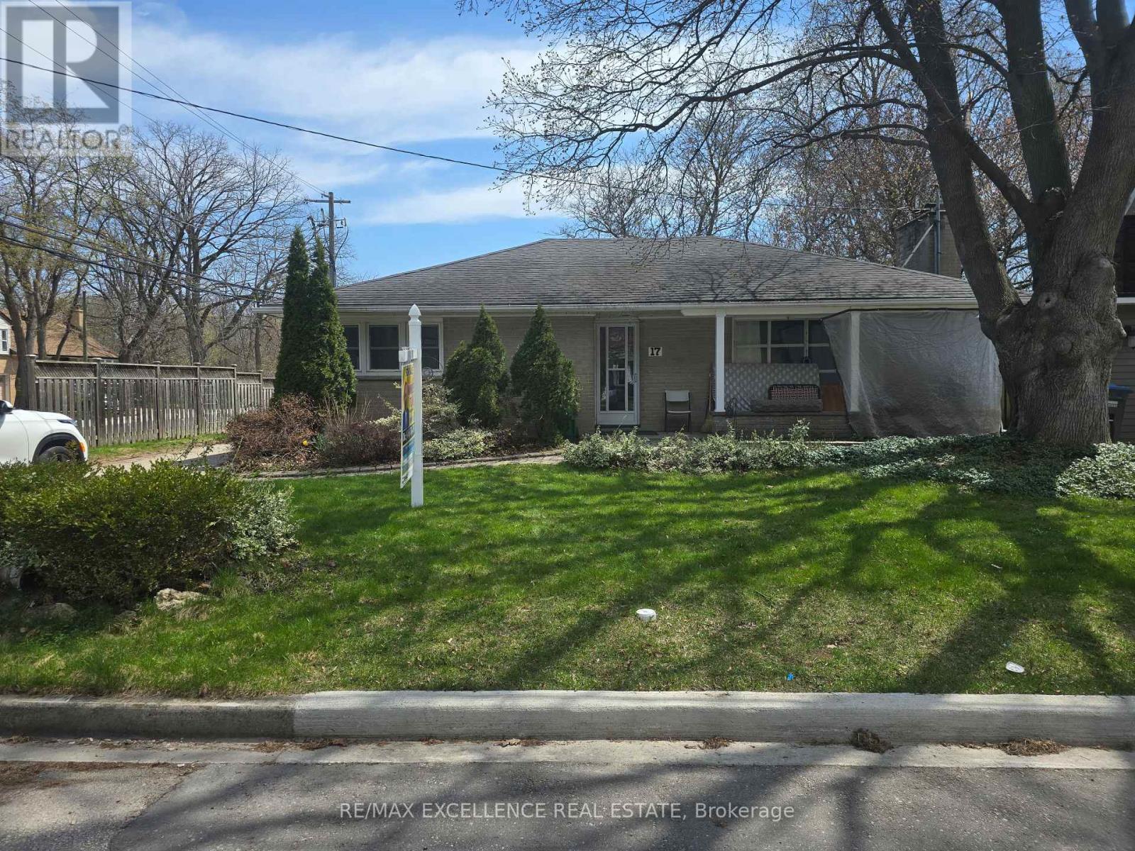 17 ARMSTRONG STREET, Brampton (Downtown Brampton), Ontario, L6W1W7 — Photo 2