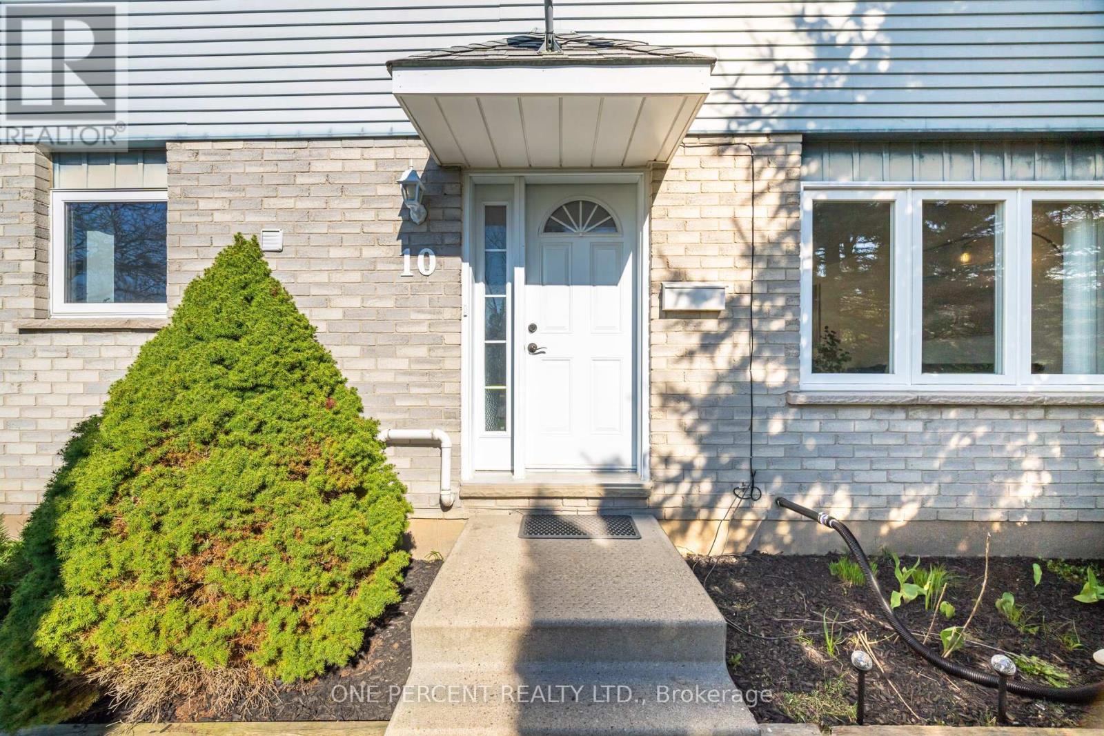 10 RISTAU CRESCENT, Kitchener, Ontario, N2E3A8 — Photo 3