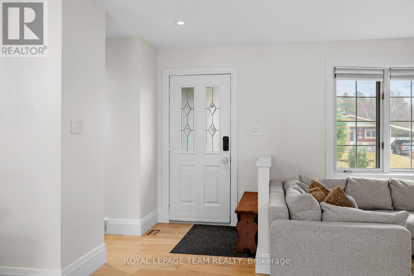 185 LACROIX AVENUE, Ottawa, Ontario, K1E1K2 — Photo 10