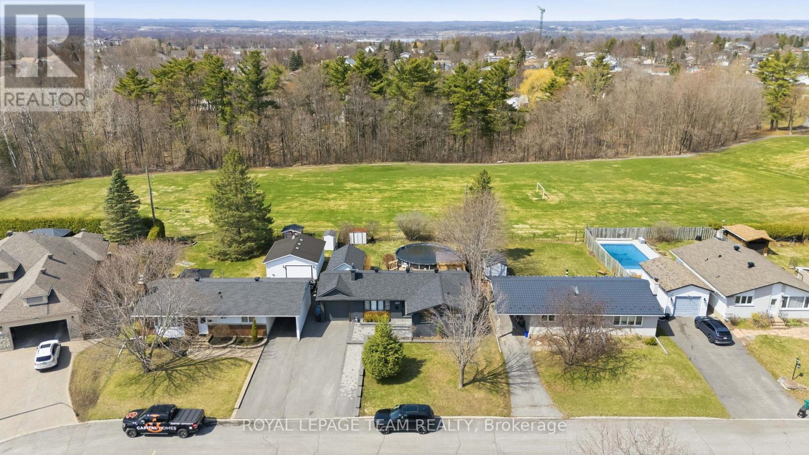 185 LACROIX AVENUE, Ottawa, Ontario, K1E1K2 — Photo 3