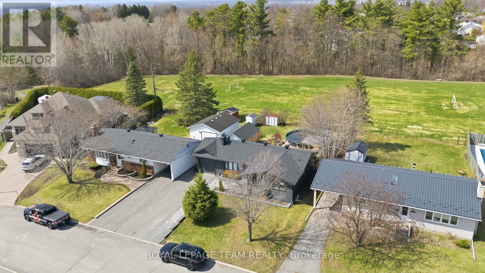 185 LACROIX AVENUE, Ottawa, Ontario, K1E1K2 — Photo 4