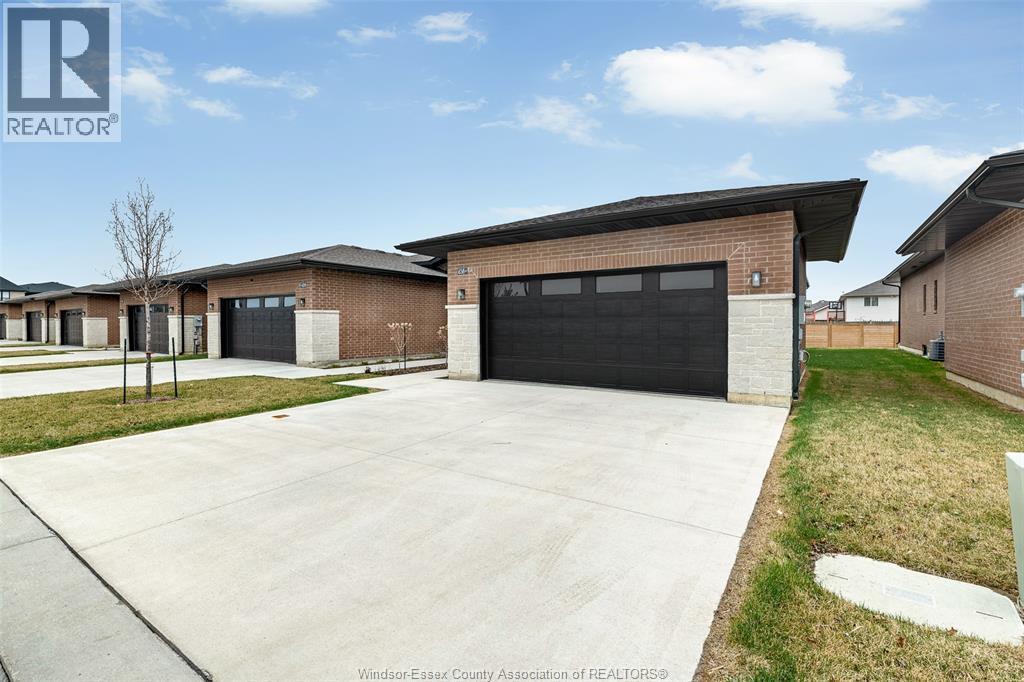 658 LILY MAC BOULEVARD, Windsor, Ontario, N9E0B1 — Photo 3