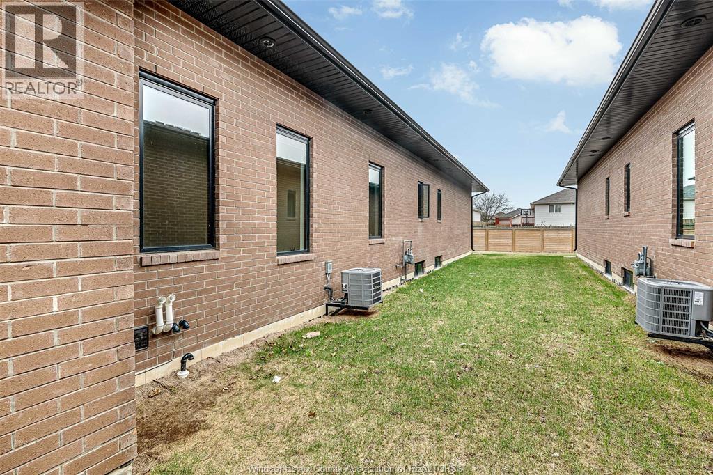 658 LILY MAC BOULEVARD, Windsor, Ontario, N9E0B1 — Photo 5
