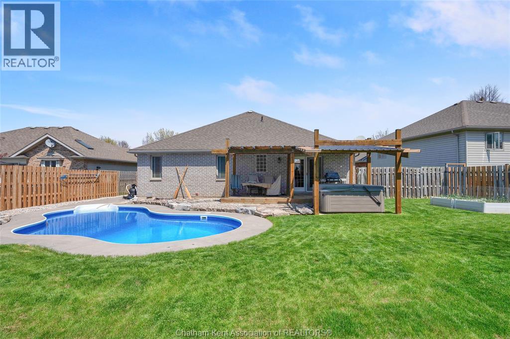 8 Windfield CRESCENT, Chatham, Ontario, N7L5L2 — Photo 4