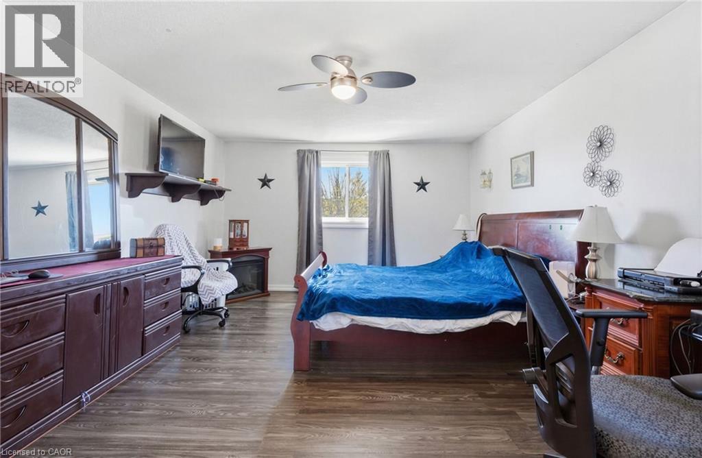 48 TAMVALE Crescent, Kitchener, Ontario, N2E3K7 — Photo 19