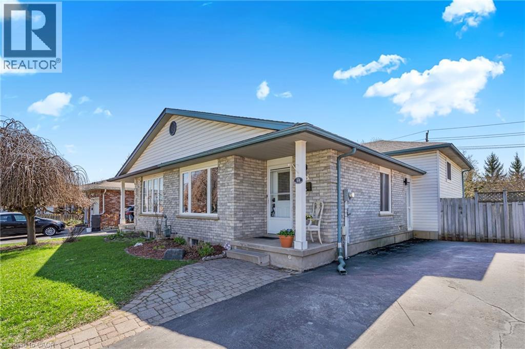 48 TAMVALE Crescent, Kitchener, Ontario, N2E3K7 — Photo 3