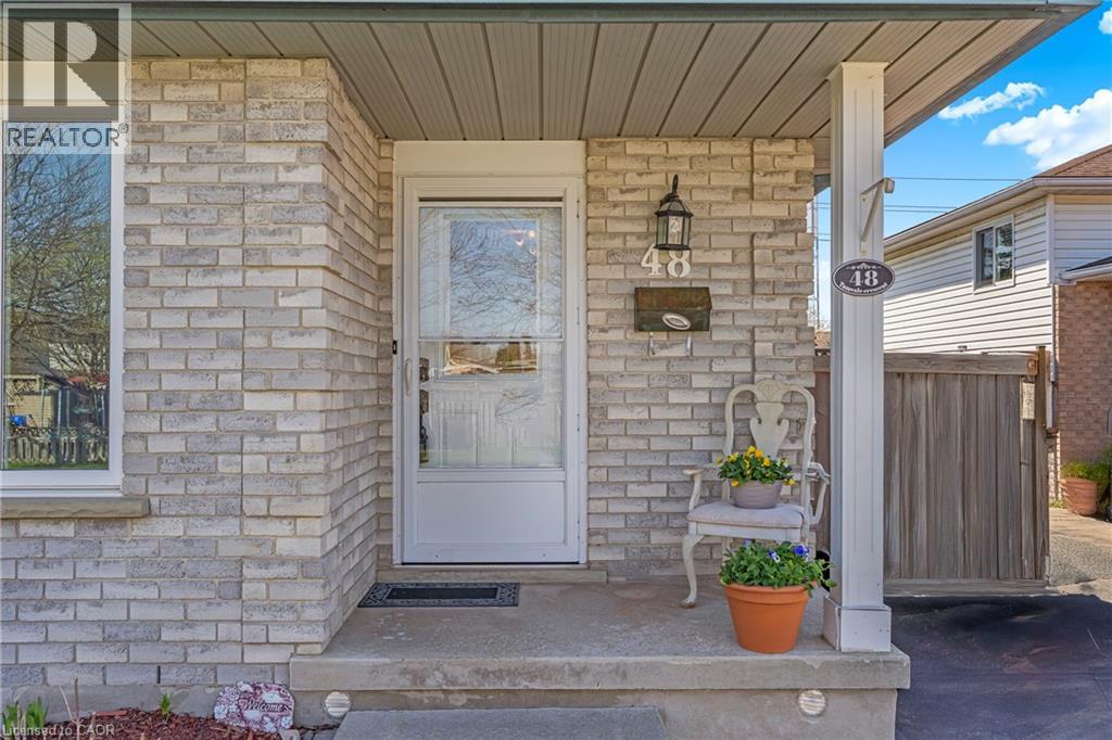 48 TAMVALE Crescent, Kitchener, Ontario, N2E3K7 — Photo 4
