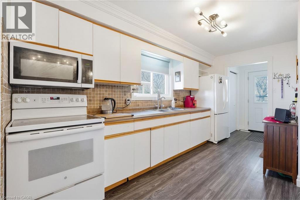 48 TAMVALE Crescent, Kitchener, Ontario, N2E3K7 — Photo 8