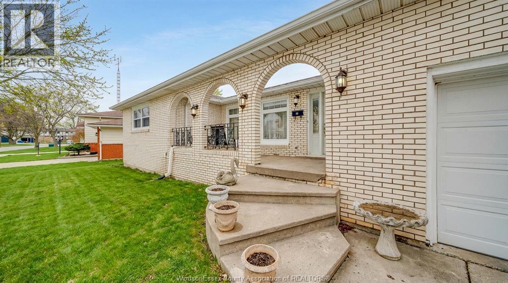 12 BENNIE AVENUE, Leamington, Ontario — Photo 2