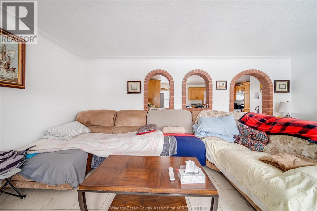 12 BENNIE AVENUE, Leamington, Ontario — Photo 3