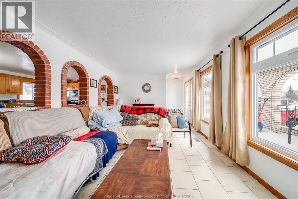 12 BENNIE AVENUE, Leamington, Ontario — Photo 4