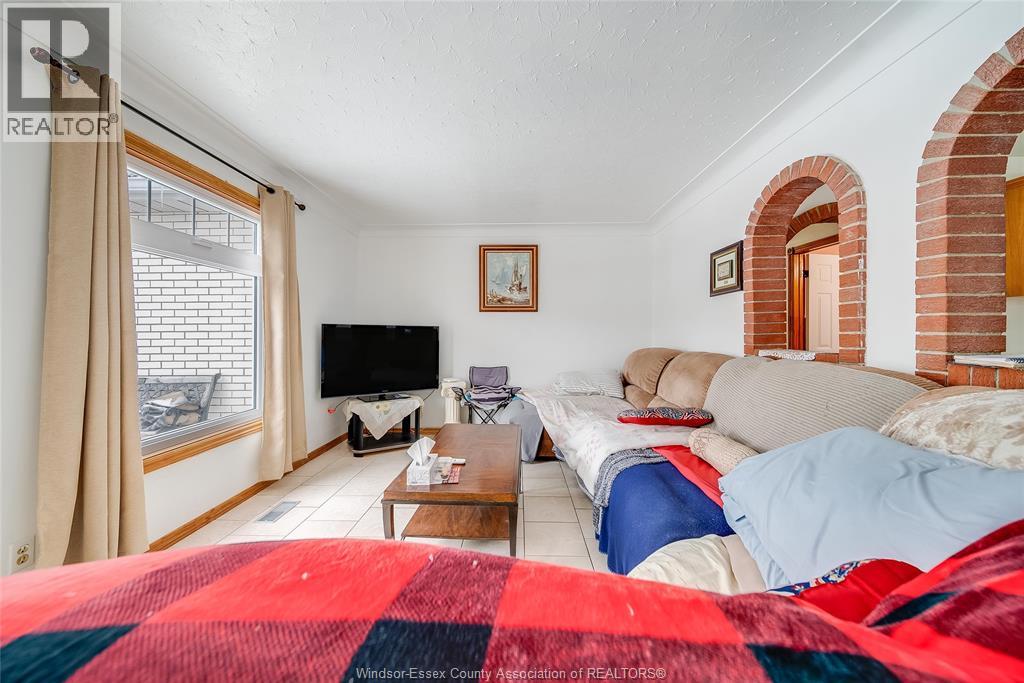 12 BENNIE AVENUE, Leamington, Ontario — Photo 5