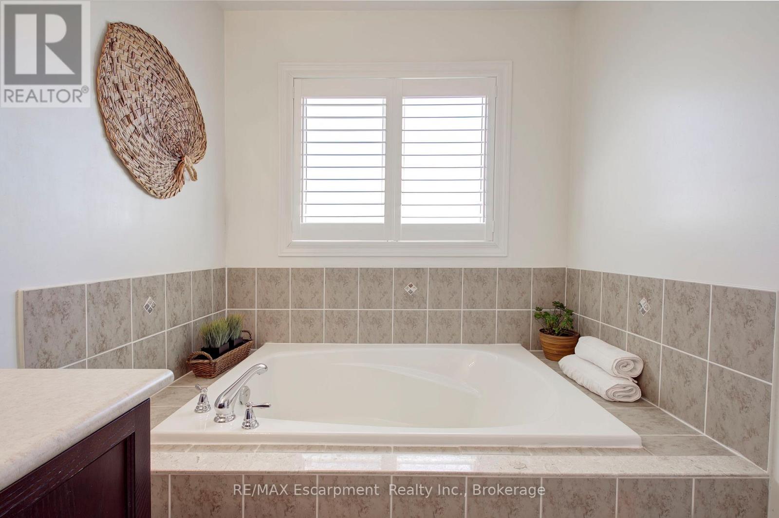 4868 CAPRI CRESCENT, Burlington (Alton), Ontario, L7M0H8 — Photo 32