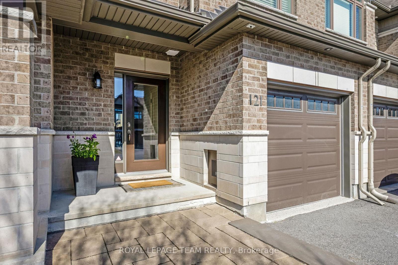 121 WOODHURST CRESCENT, Ottawa, Ontario, K2S0T4 — Photo 2