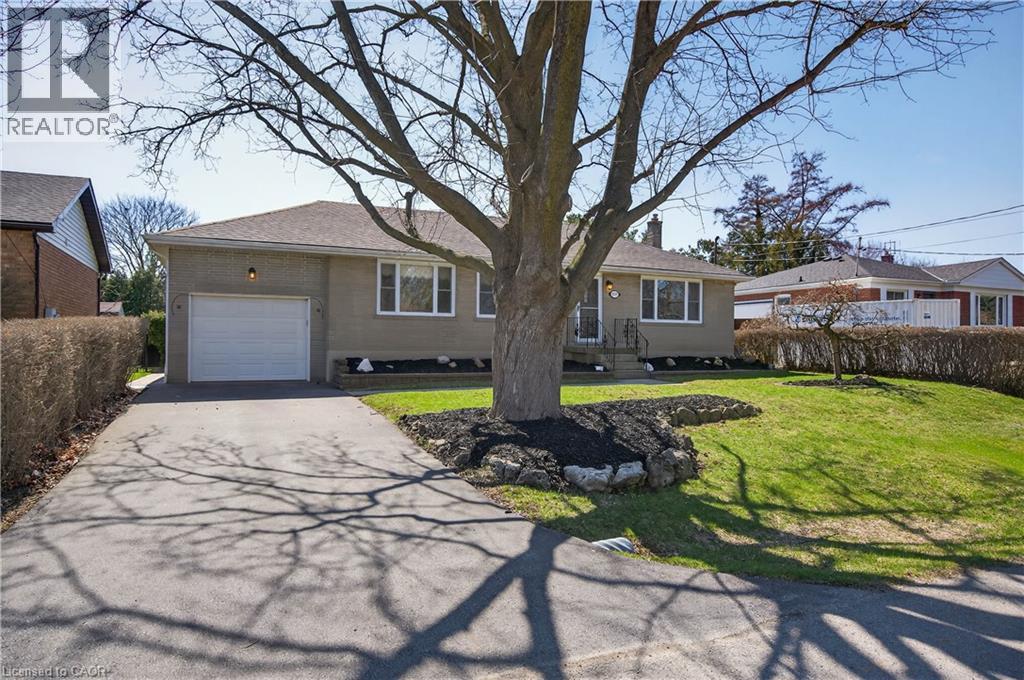 1055 SHEPHERD'S Drive, Burlington, Ontario, L7T3R4 — Photo 2