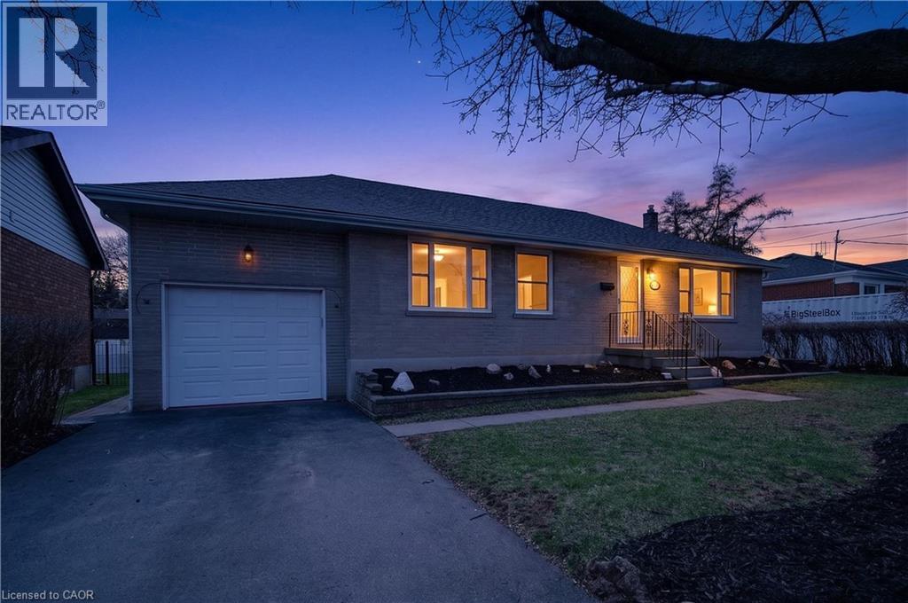 1055 SHEPHERD'S Drive, Burlington, Ontario, L7T3R4 — Photo 3