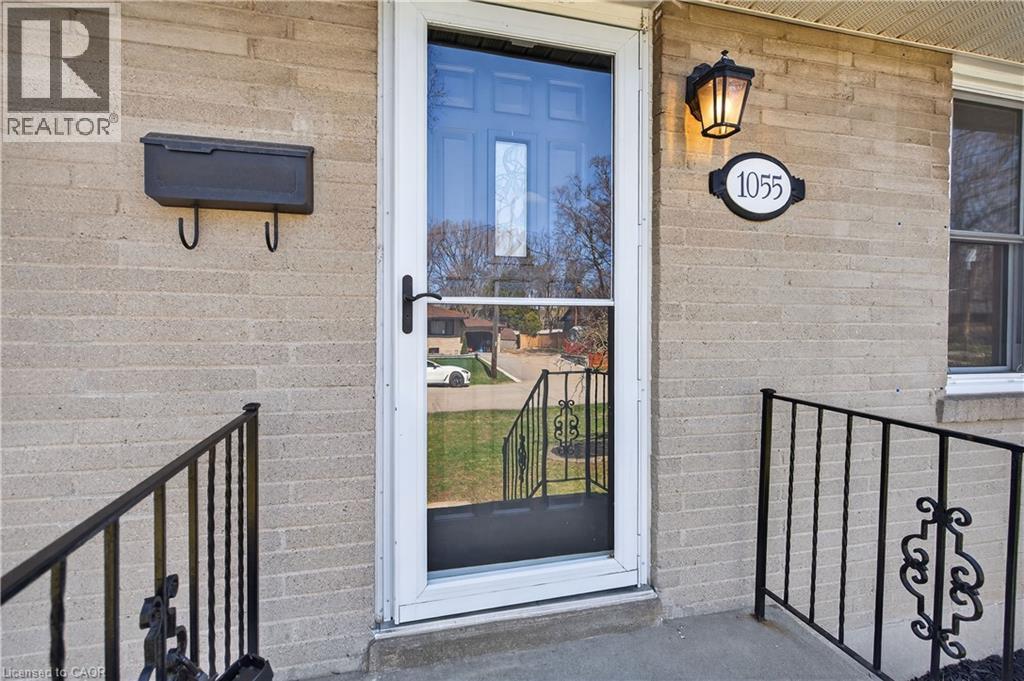 1055 SHEPHERD'S Drive, Burlington, Ontario, L7T3R4 — Photo 4