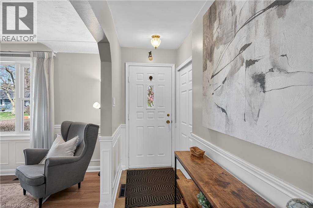 1055 SHEPHERD'S Drive, Burlington, Ontario, L7T3R4 — Photo 5