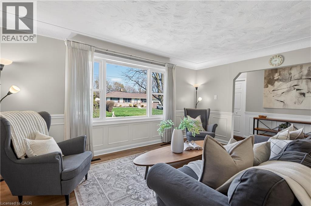 1055 SHEPHERD'S Drive, Burlington, Ontario, L7T3R4 — Photo 9