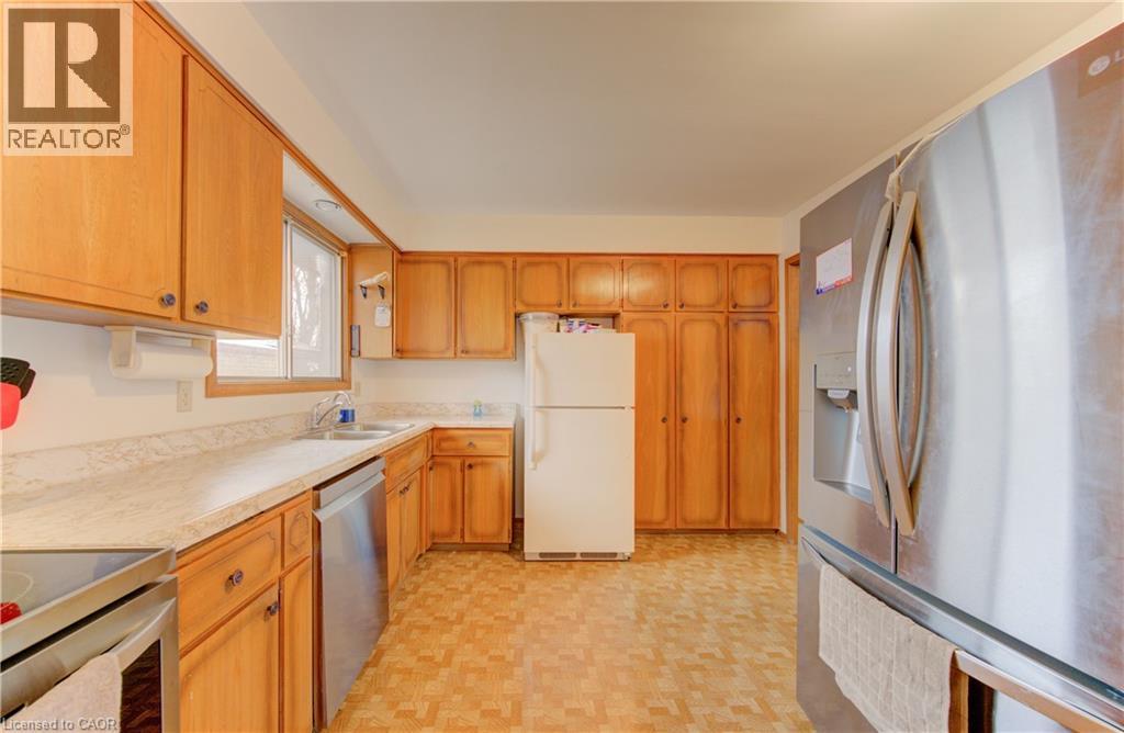 98 SHEA Crescent, Kitchener, Ontario, N2E1E8 — Photo 12