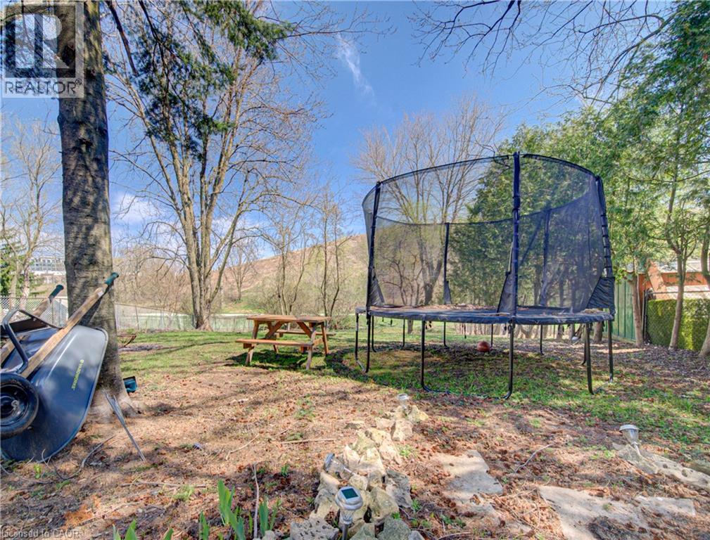 98 SHEA Crescent, Kitchener, Ontario, N2E1E8 — Photo 28