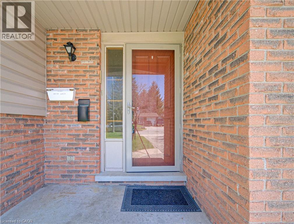98 SHEA Crescent, Kitchener, Ontario, N2E1E8 — Photo 3