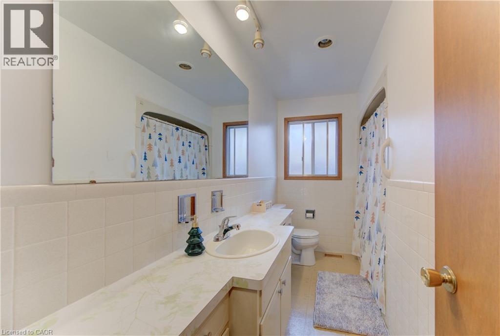 98 SHEA Crescent, Kitchener, Ontario, N2E1E8 — Photo 7