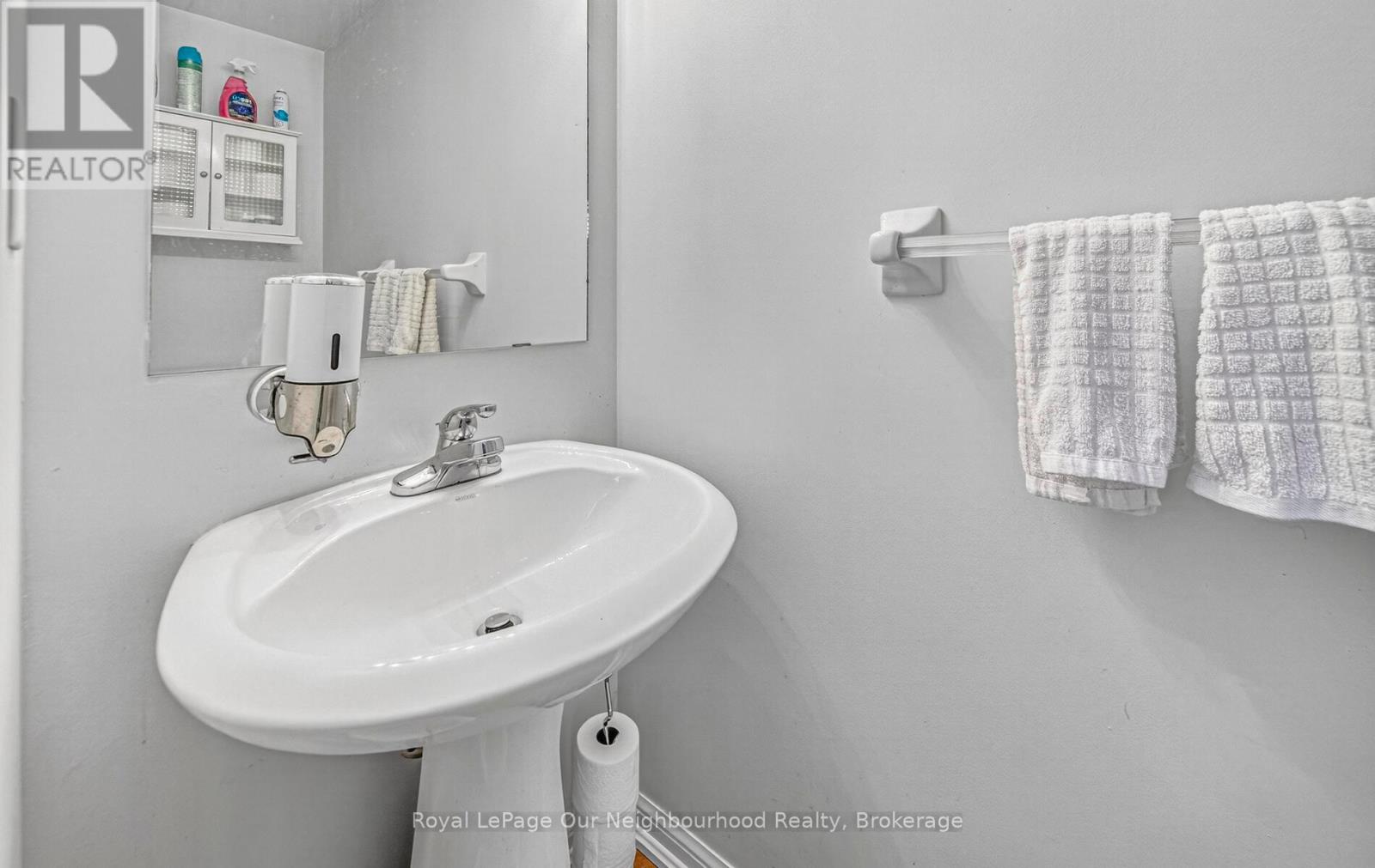 1581 SARASOTA CRESCENT, Oshawa (Samac), Ontario, L1G8G1 — Photo 4