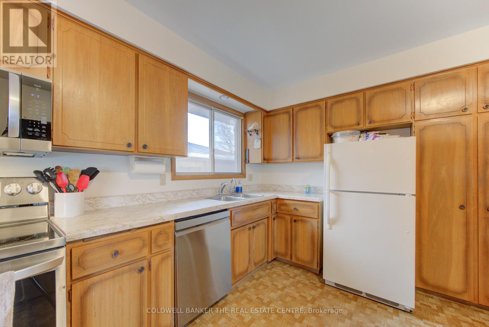 98 SHEA CRESCENT, Kitchener, Ontario, N2E1E8 — Photo 5
