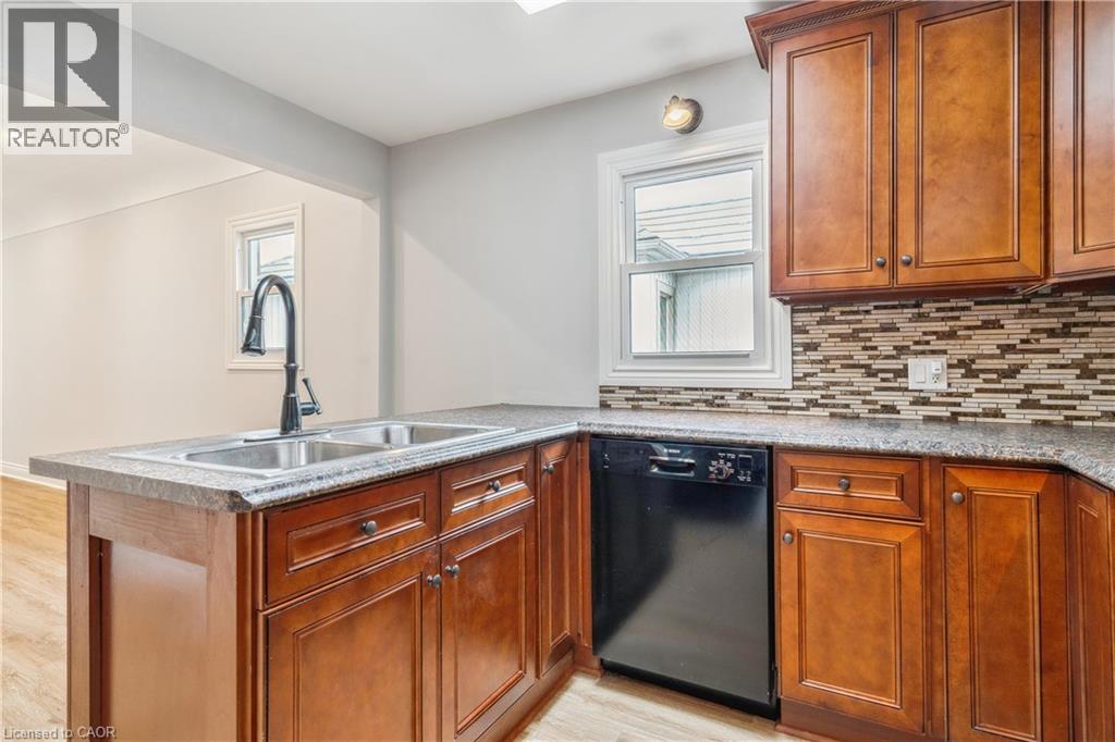 93 EAST 31ST Street E Unit# Upper, Hamilton, Ontario, L8V3N9 — Photo 3