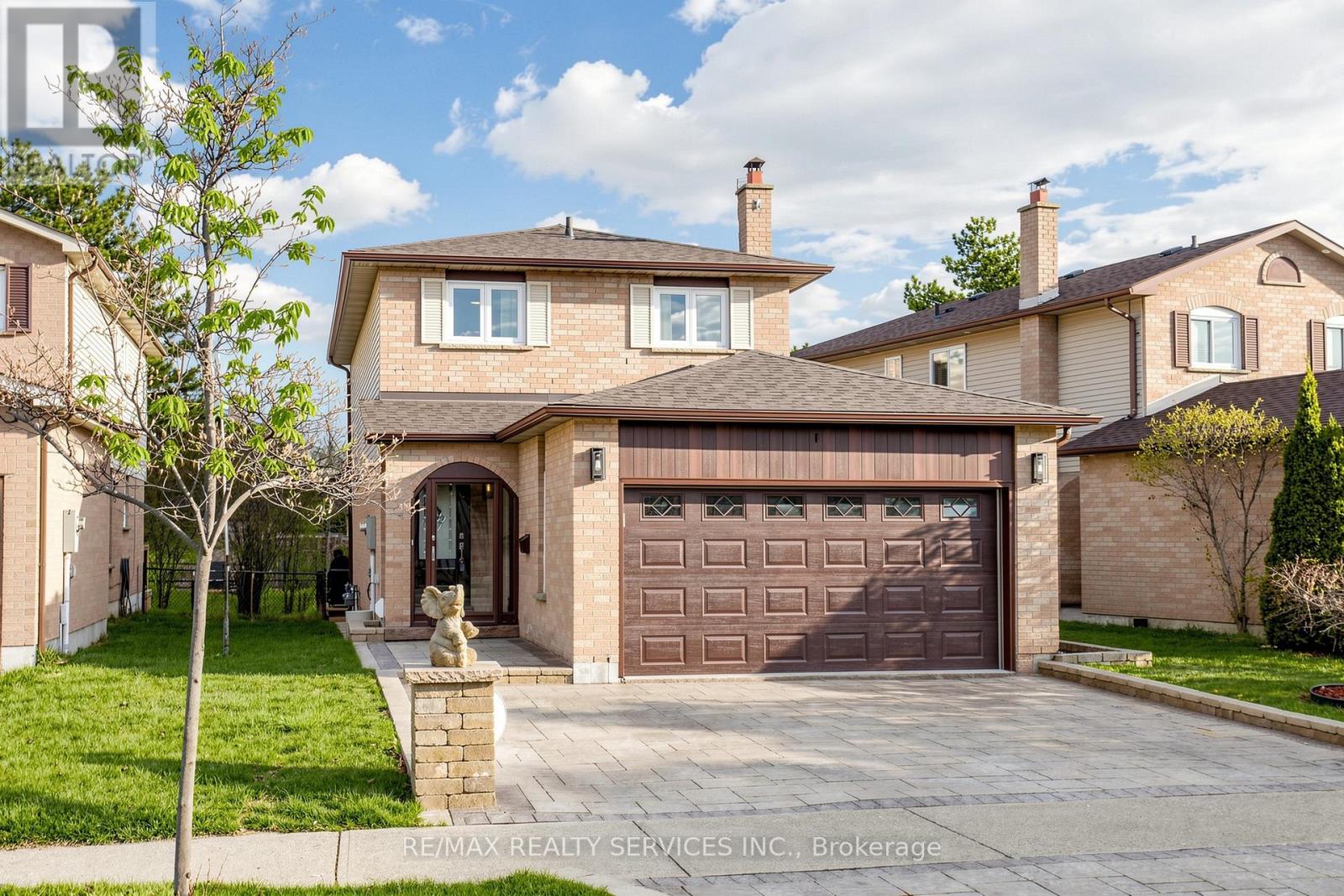 160 NEWBRIDGE CRESCENT, Brampton (Westgate), Ontario, L6S4B3 — Photo 2