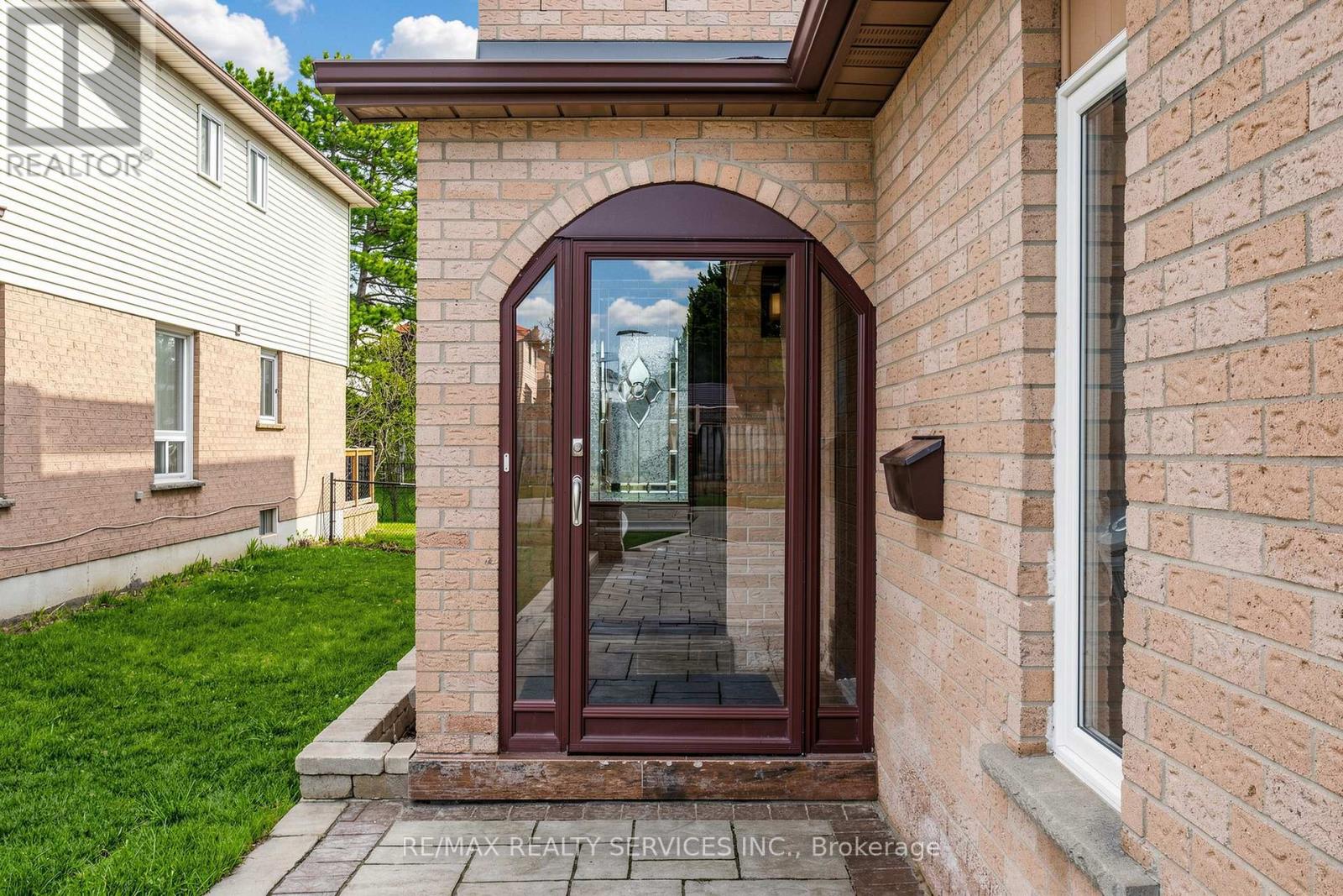 160 NEWBRIDGE CRESCENT, Brampton (Westgate), Ontario, L6S4B3 — Photo 3