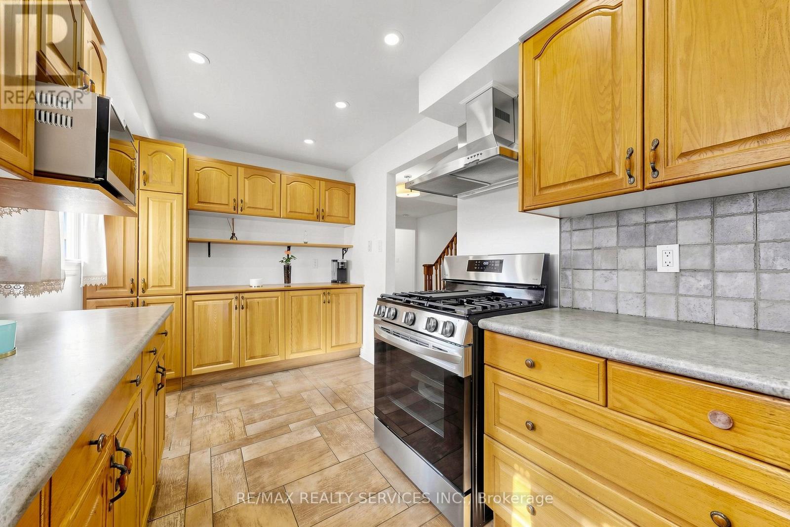 160 NEWBRIDGE CRESCENT, Brampton (Westgate), Ontario, L6S4B3 — Photo 4