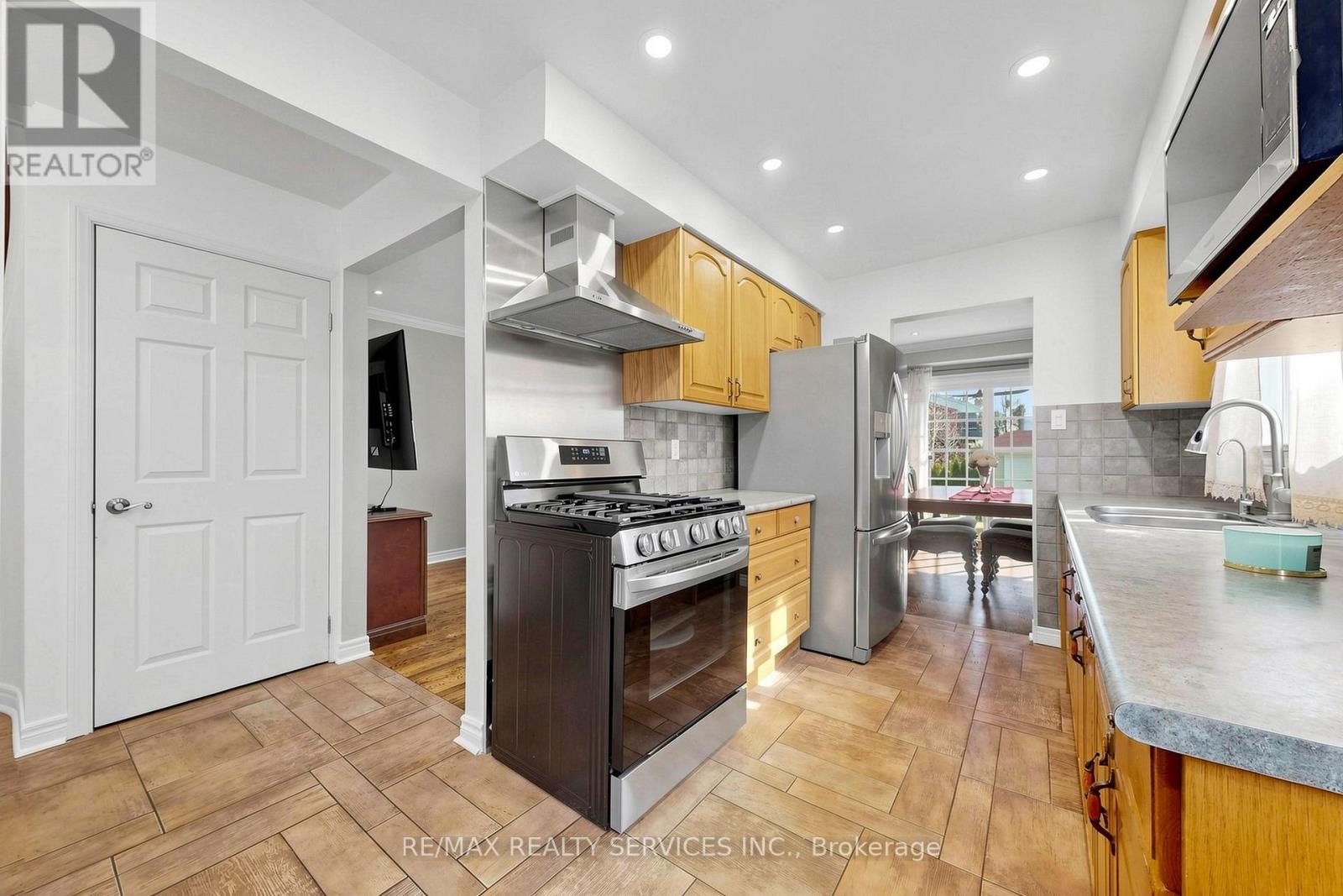 160 NEWBRIDGE CRESCENT, Brampton (Westgate), Ontario, L6S4B3 — Photo 5