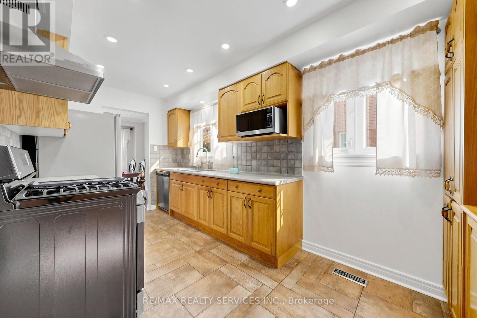 160 NEWBRIDGE CRESCENT, Brampton (Westgate), Ontario, L6S4B3 — Photo 6