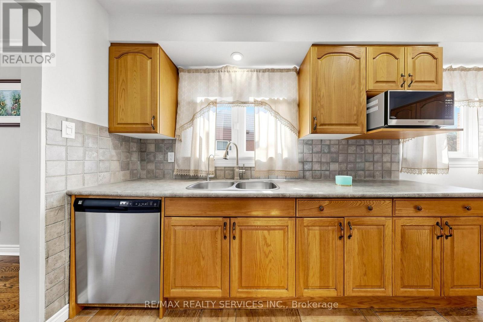 160 NEWBRIDGE CRESCENT, Brampton (Westgate), Ontario, L6S4B3 — Photo 8