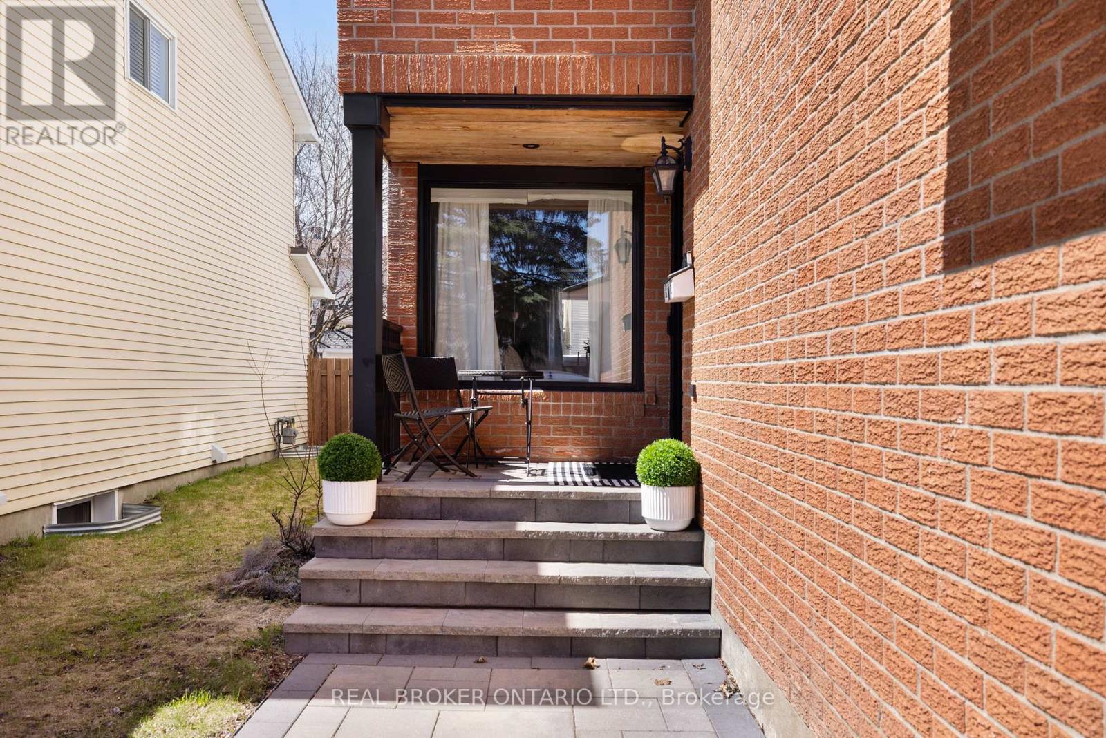 2058 WILDFLOWER DRIVE, Ottawa, Ontario, K1E3R3 — Photo 2