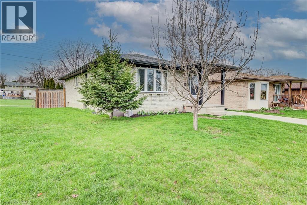 183 DINISON Crescent, Kitchener, Ontario, N2E2S6 — Photo 3