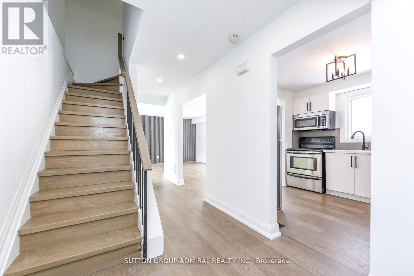 4 HARDCASTLE COURT, Brampton (Central Park), Ontario, L6S2A9 — Photo 3