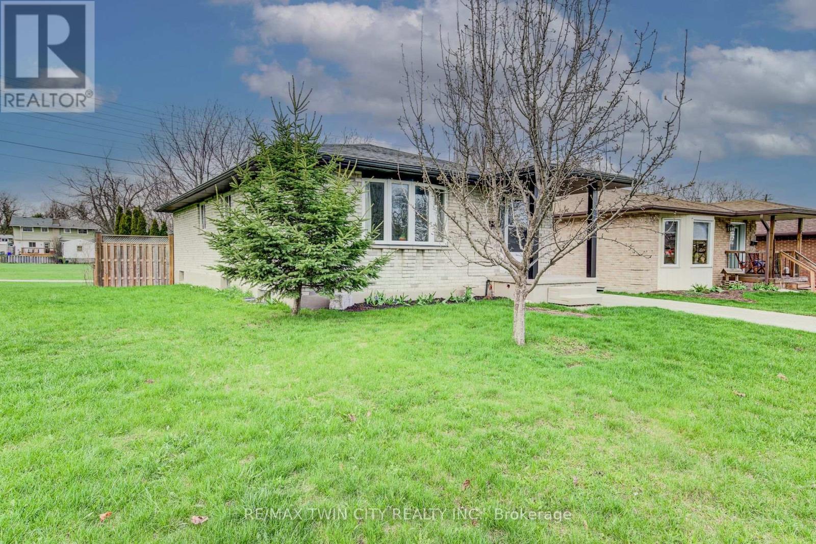 183 DINISON CRESCENT, Kitchener, Ontario, N2E2S6 — Photo 2