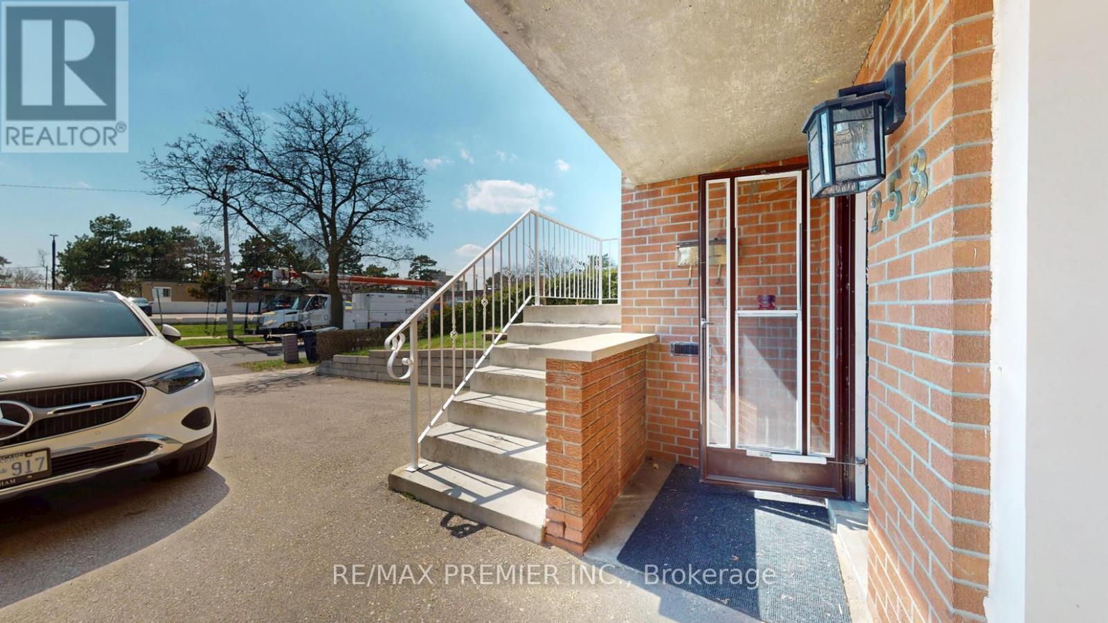 258 GRANDRAVINE DRIVE, Toronto (Glenfield-Jane Heights), Ontario, M3N1J3 — Photo 2