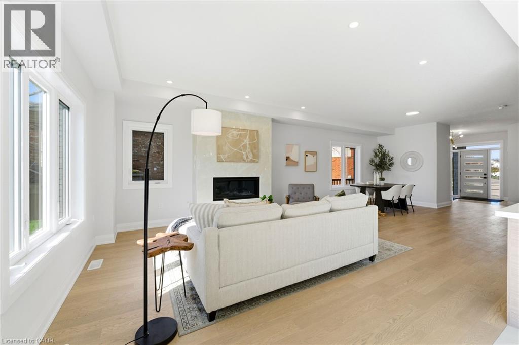 19 WOODVALLEY Court, Hamilton, Ontario, L9B2S7 — Photo 2